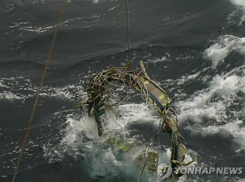 韓國(guó)防部23日表示，于本月21日又打撈了三塊朝鮮遠(yuǎn)程火箭“銀河3”號(hào)的殘骸，打撈地點(diǎn)在之前打撈一級(jí)火箭氧化劑桶附近1-2公里海域內(nèi)。（圖片來源：韓聯(lián)社）
