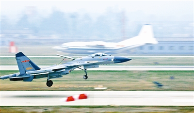 我軍多機種在雙跑道不間斷起降 放飛密度大增 我軍多機種在雙跑道不間斷起降 放飛密度大增