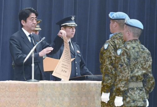 20日，日本首相安倍晉三向回國的戈蘭高地維和自衛(wèi)隊遞交政府獎狀。安倍在儀式上稱，近年“日本周邊的安全保障環(huán)境更加嚴(yán)峻”，為此將修改《防衛(wèi)計劃大綱》，進(jìn)一步加強(qiáng)日美同盟。