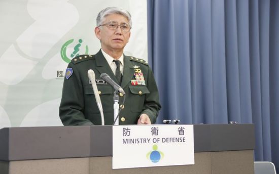 2月21日下午2點(diǎn)，日本陸上自衛(wèi)隊(duì)參謀長君塚榮治在防衛(wèi)省會(huì)見記者