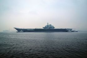 2月26日上午，中國海軍“遼寧艦”從大連港駛出，這是“遼寧艦”2013年首次出海。圖/CFP