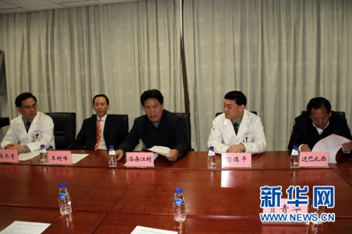 西藏自治區(qū)政府主席洛桑江村(左三)、副主席邊巴扎西(右一)一行來到解放軍總醫(yī)院，向牽頭“慈善援藏”救助活動(dòng)的解放軍總醫(yī)院醫(yī)護(hù)人員表達(dá)謝意并贈(zèng)送牌匾。蔡琳琳 攝
