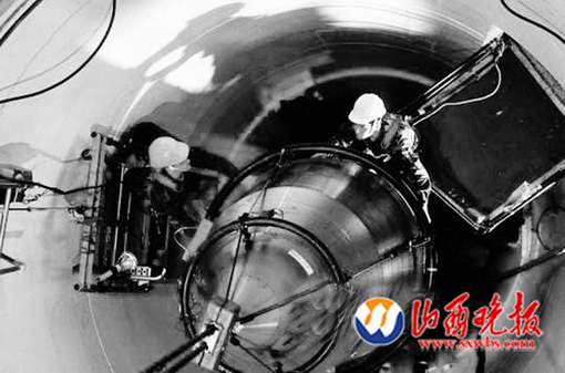 美國(guó)空軍人員將一枚“民兵3”型洲際彈道導(dǎo)彈導(dǎo)入制導(dǎo)設(shè)備。