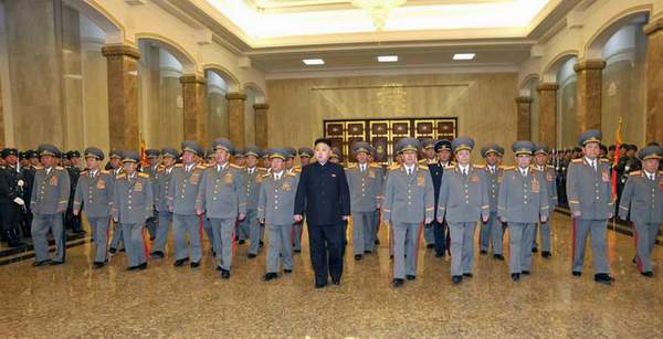 朝鮮最高領(lǐng)導(dǎo)人金正恩于15日零時(shí)率領(lǐng)朝鮮軍方高級(jí)干部參拜了安置金日成和金正日遺體的錦繡山太陽(yáng)宮。