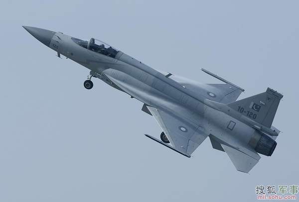 巴基斯坦梟龍戰(zhàn)機獻技珠海航展。