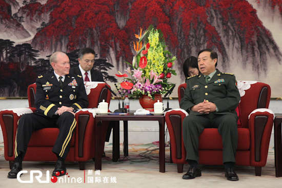 　中央軍委副主席范長龍上將（右）會(huì)見美軍參聯(lián)會(huì)主席鄧普西上將。