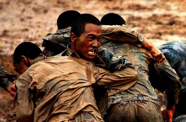 資料圖：濟(jì)南軍區(qū)某部特種兵魔鬼訓(xùn)練。