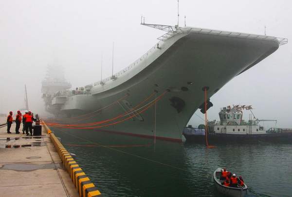 資料圖：遼寧艦停泊軍港。