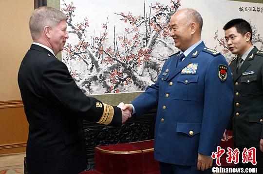 5月6日下午，中共中央軍委副主席許其亮空軍上將，在北京八一大樓會(huì)見來華進(jìn)行正式友好訪問的芬蘭國防參謀長蘭尼科海軍中將一行。中新社發(fā) 宋吉河 攝