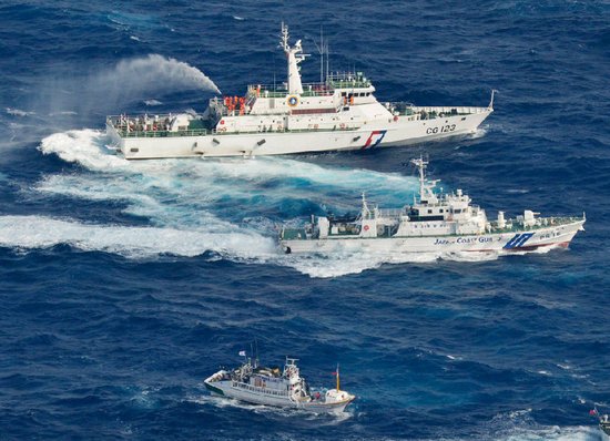 　　資料圖：臺灣巡邏船在釣魚島海域用水炮驅逐日本巡邏船