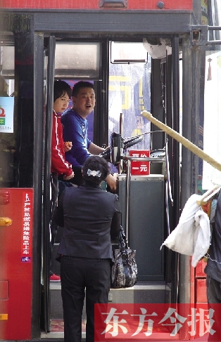 梅麗手持殘疾人證等車時(shí)，多次被司機(jī)婉言謝絕