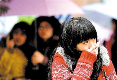 大學(xué)路附近，一位美女冷得縮起脖子。 晚報(bào)記者 馬健 圖