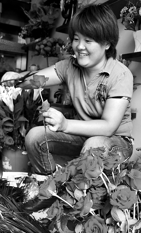 8月21日，內(nèi)黃縣一家鮮花店的工作人員正在包裝鮮花。