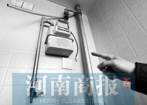 天然氣管裸露，有居民稱安裝好的燃?xì)庠罹咭恢遍e置