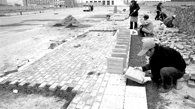 端午路正在鋪設(shè)人行道道磚，進(jìn)行工程收尾。