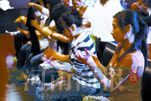 演出前，她們仔細檢查每一處細節(jié)