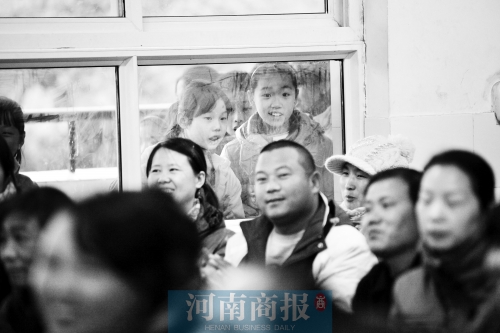 家長課堂上，孩子們趴在窗戶上圍觀