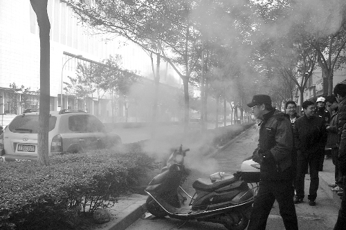 暖氣管爆裂，熱水熱氣從花壇中噴出。