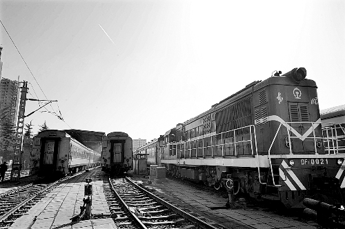 　　鄭州車(chē)輛段，擦拭一新的列車(chē)整裝待發(fā)。