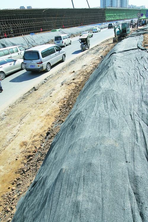 豐樂路與北三環(huán)交叉口，修路的土被歸置得整整齊齊，并用黑網(wǎng)覆蓋，既保暢通又避免了揚(yáng)塵。