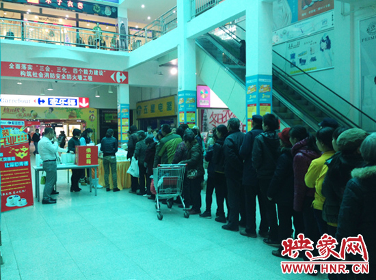市民爭相排隊“買”蛋糕獻(xiàn)愛心