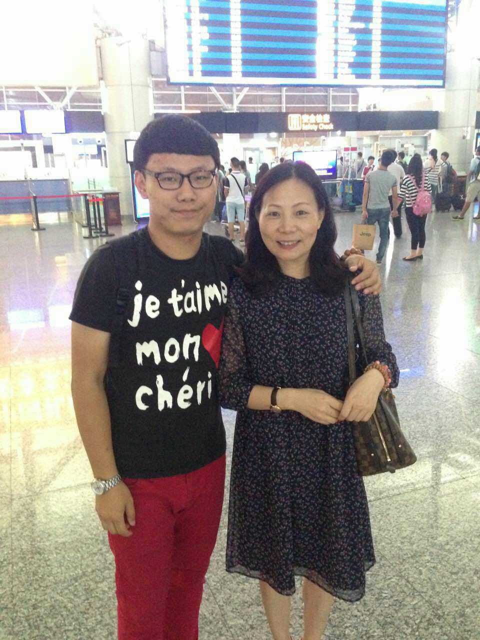 本篇詩(shī)歌作者劉子豪與其母親的合影