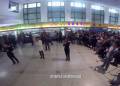 火車站候車大廳紅歌快閃迎國(guó)慶！百人互動(dòng)，震撼現(xiàn)場(chǎng)嗨翻天！