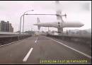 行車記錄儀抓拍到臺(tái)灣客機(jī)墜落瞬間