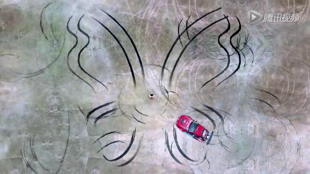 真人版“藤原拓?！崩@美女飄移輪印畫蝴蝶