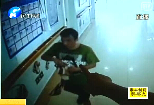 這個賊 誰都想扇他！