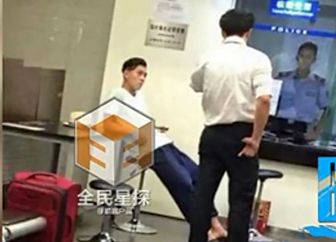 實(shí)拍陳冠希與大爺因排隊起沖突