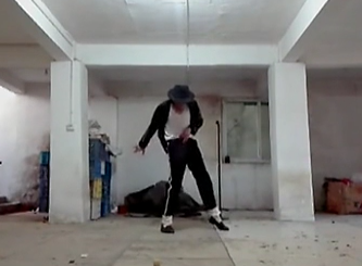 農(nóng)民工也愛邁克杰克遜！地下室模仿MJ經(jīng)典舞步