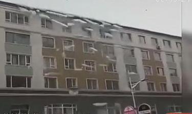 壯觀！樓房變冰雕瀑布