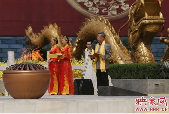 中華炎黃文化研究會(huì)會(huì)長許嘉璐宣讀拜祖大典拜祭文。映象網(wǎng)記者 邵恰 攝