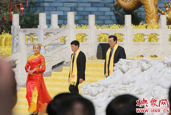 　河南省委書記、省人大常委會(huì)主任郭庚茂，河南省省長謝伏瞻敬獻(xiàn)花籃。映象網(wǎng)記者 邵恰 攝