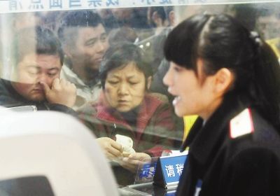 胡娜認(rèn)真、耐心地向旅客介紹票務(wù)情況