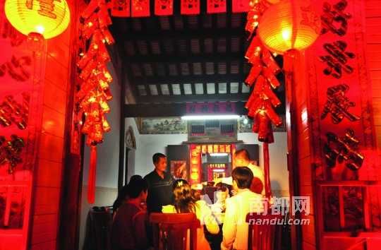 　　海口人把除夕的年夜飯稱為“吃圍爐”。