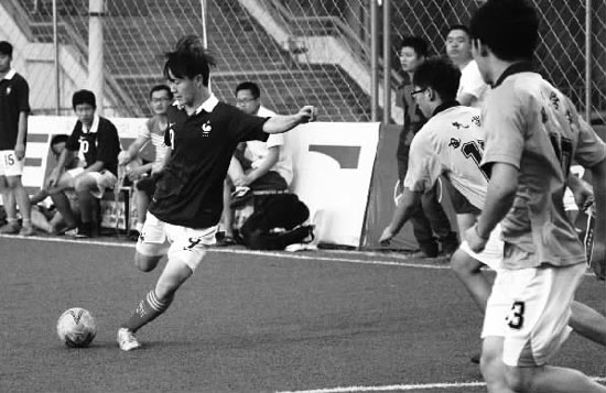 只要有球踢，小伙子們就很高興