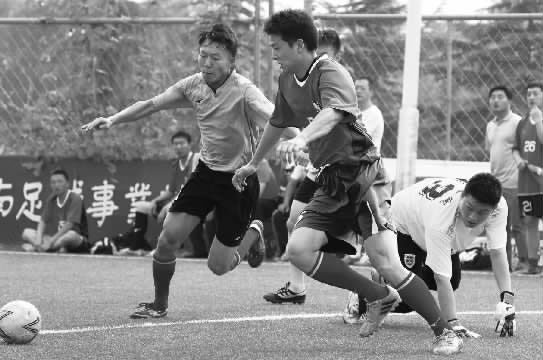 鄭州航院隊(duì)與鄭州經(jīng)開(kāi)正和隊(duì)的比賽，可謂是學(xué)生軍和朋友隊(duì)之間的強(qiáng)強(qiáng)對(duì)決