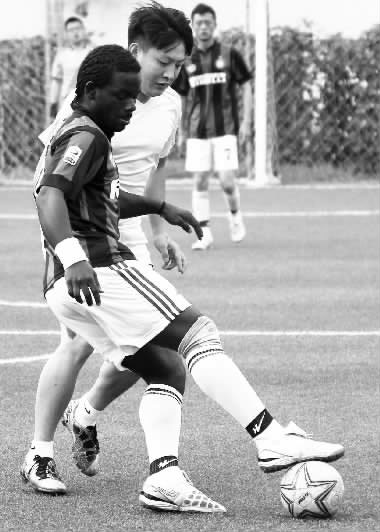 黑人小伙維安雖然沒有進(jìn)球，但其在場上展現(xiàn)出來的個人能力，贏得了對手的稱贊