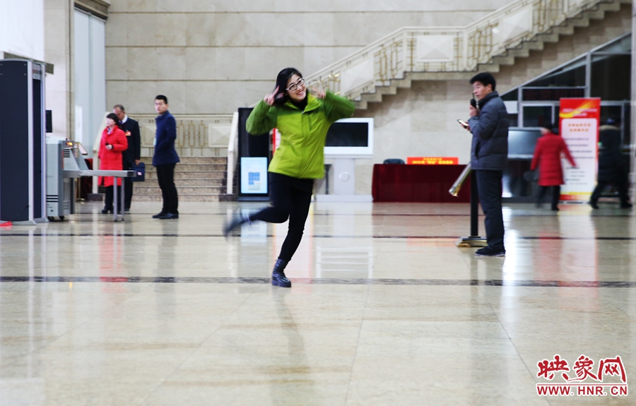 南樂天完成一個采訪后，興奮的跳了起來。