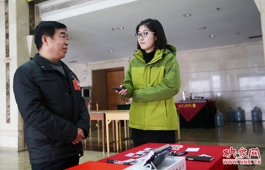 會議間隙采訪代表。