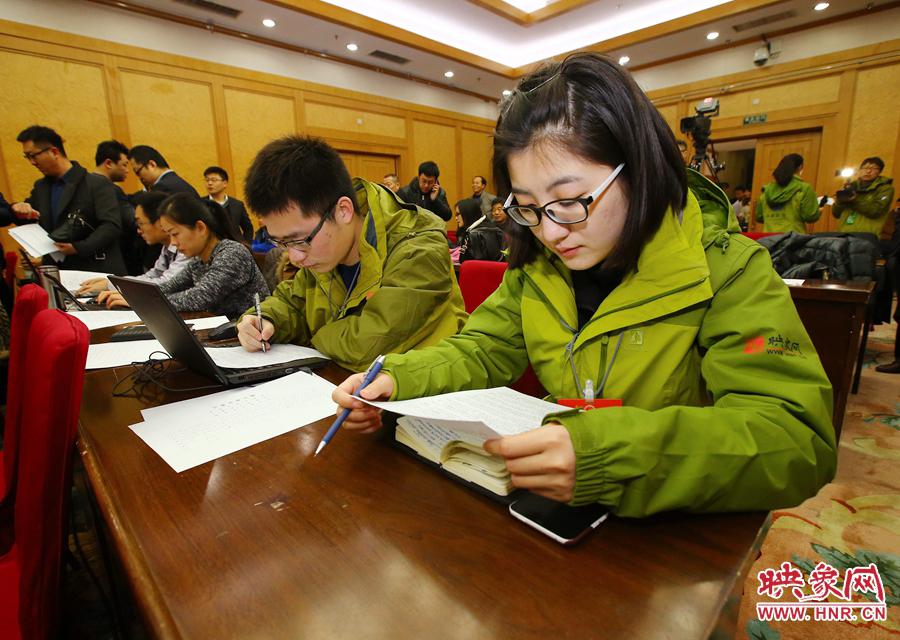 大象融媒映象網(wǎng)記者南樂天在兩會記者會開始前積極準備。
