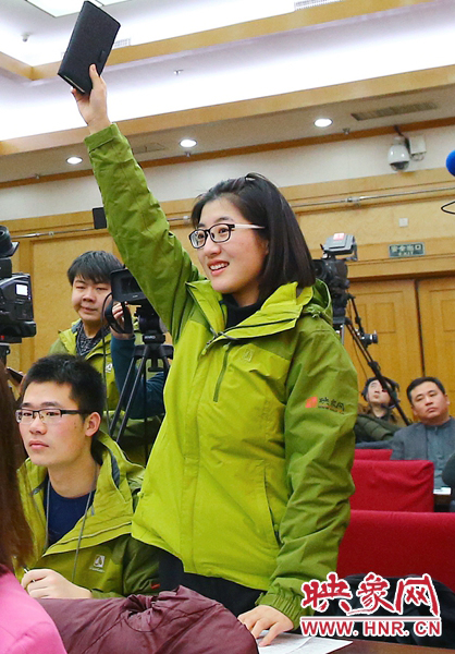 兩會記者會，樂天站起來舉手。