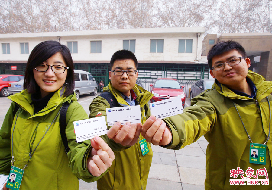 南樂天和同事展示新印制的大象融媒名片。