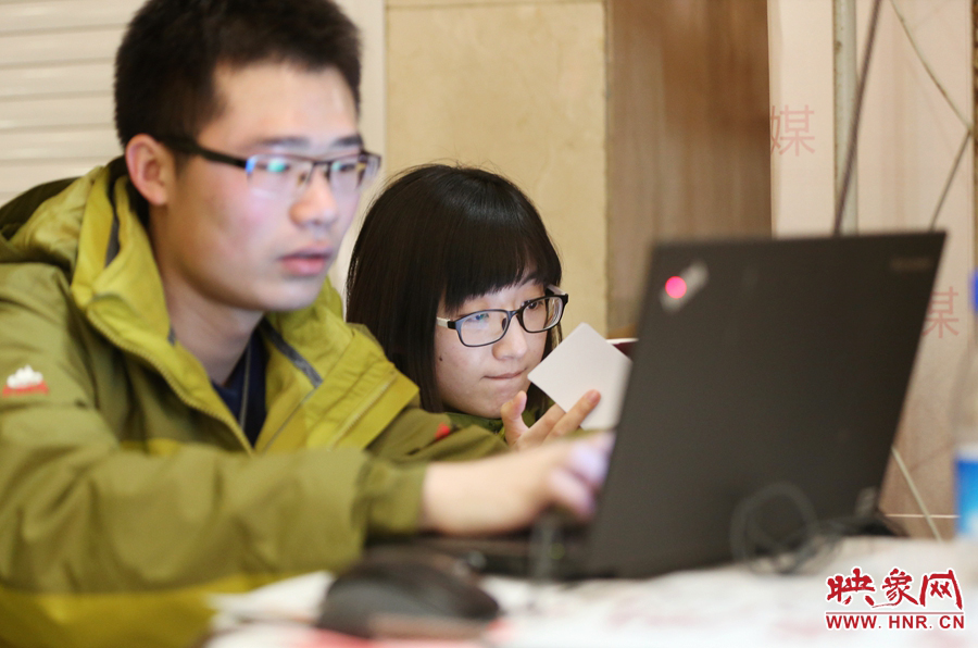 與同事現(xiàn)場寫稿子的樂天。