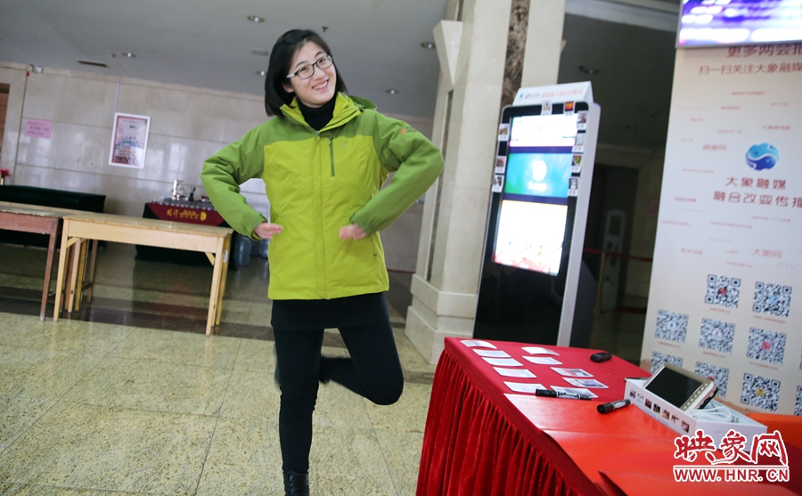 工作間隙，樂天跳起了“南式芭蕾”。