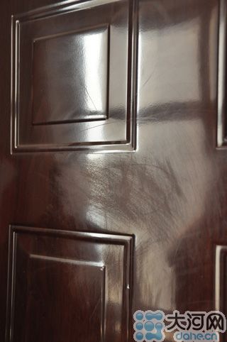 　雖然王先生用砂紙打磨過(guò)，但是“奠字”仍依稀可見(jiàn)