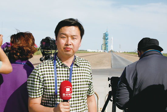 劉瑞鋒回憶，從“神舟十號(hào)”在視線中出現(xiàn)到消失的兩分鐘內(nèi)，他們的兩臺(tái)攝像機(jī)、一臺(tái)照相機(jī)就在不停地拍、拍