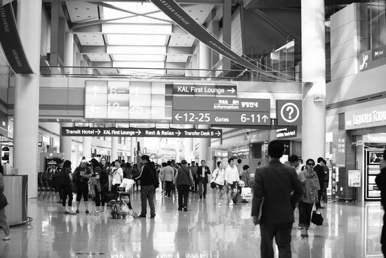 韓國仁川機場購物街內(nèi)游人如織